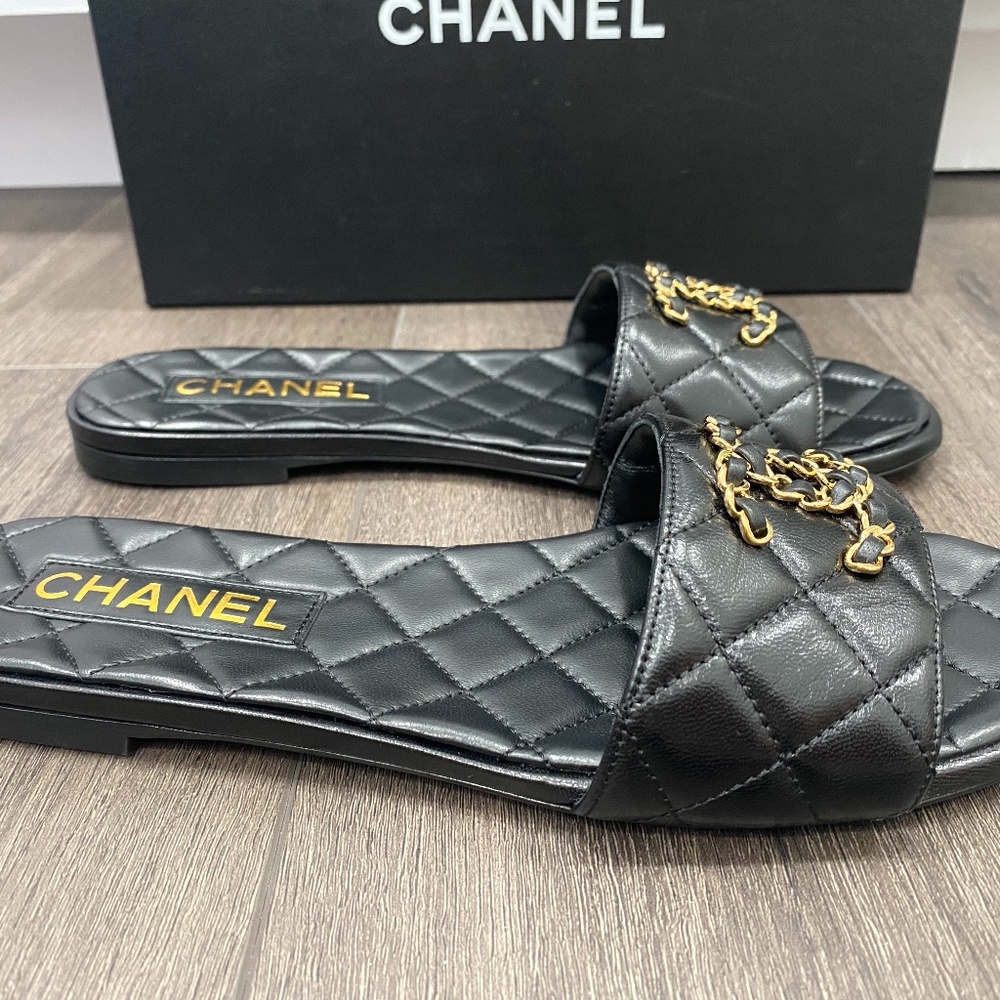 2023 CHANEL GOLD CHAIN CC LOGO BLACK LEATHER FLAT SHOES SLIDES MULES 38 - Picture 13 of 16